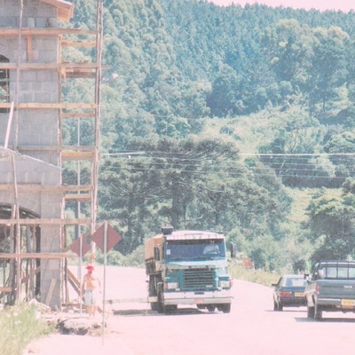 Em janeiro de 1995, o pórtico Sul de Flores da Cunha estava em construção. O cartão postal da cidade foi inaugurado em 18 de fevereiro do mesmo ano, dia em que foi celebrada a abertura da 8ª edição da Festa Nacional da Vindima, a Fenavindima.