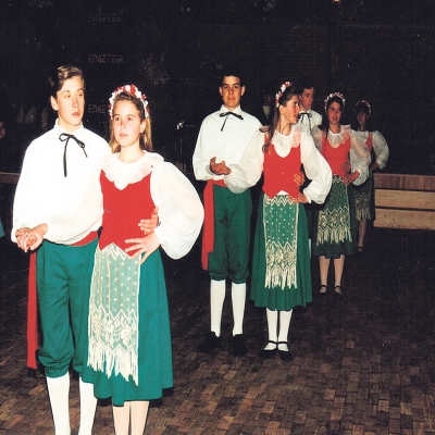 Em 12 de julho de 1996 foi inaugurado em Flores da Cunha o Centro de Tradições Ítalo-rio-grandense, construído pela Prefeitura Municipal próximo ao loteamento Pelizzer. Para demonstrar a utilidade e a versatilidade do local, o grupo de Danças Il Passeto se apresentou na data.