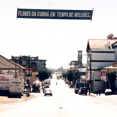 De 3 a 25 de maio de 1997, Flores da Cunha recebeu as Missões Capuchinhas. Faixas na entrada principal da cidade simbolizavam o momento de fé vivido pela comunidade. Em 2019 o evento religioso volta a ocorrer em Flores. 