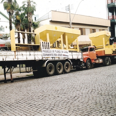 Em abril de 1999 chegou a Flores da Cunha os maquinários para a usina de asfalto. Os equipamentos ficaram expostos na frente da Praça da Bandeira antes de serem instalados junto ao britador municipal. O investimento foi de R$ 175 mil. 
