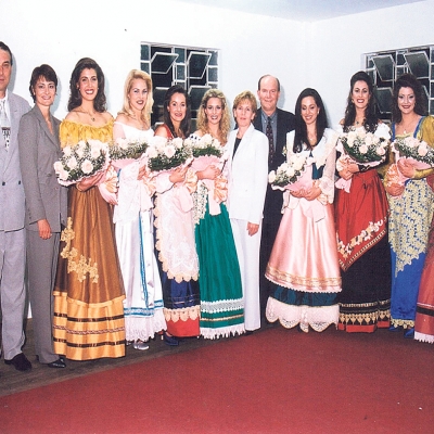 No dia 7 de novembro de 1998 foi eleita a corte da 9ª Fenavindima. Giovana Ulian foi coroada rainha e Cláudia Muraro e Cristiane Piccoli as princesas. Após o desfile, as soberanas e embaixatrizes receberam os cumprimentos do casal presidente da festa, Floriano Molon e Dalva Molon (ao centro) e do casal diretor social, Vilson e Vilma Toigo. (Arquivo/OF)