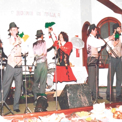 O Clube Cruzeiro de São Gotardo promoveu em agosto de 1996 a Noite Italiana, com farta gastronomia e shows. Na foto, o Grupo Ricordi, que animou com humor e música os convidados. Na oportunidade, o Grupo Il Passeto também se apresentou com coreografias típicas italianas. (Arquivo OF)