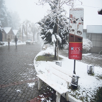 No dia 26 de agosto de 2013 o inverno presenteou os florenses com neve. Na foto, o Parque da Vindima Eloy Kunz todo branquinho. Antes disso, 1994 é o ano mais lembrado, onde a neve também se fez presente em Flores da Cunha. (Arquivo OF)