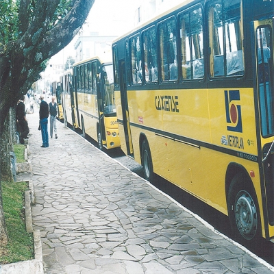 Em 29 de outubro de 2002, a empresa Expresso Caxiense entregou quatro novos ônibus para atender à linha Caxias do Sul-Flores da Cunha. A entrega oficial foi feita ao prefeito da época, Heleno Oliboni, na Praça da Bandeira.