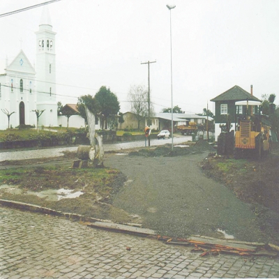 Em junho de 2001, a Praça Dom Luiz Scortegagna, localizada na comunidade do Alfredo Chaves, recebeu melhorias. A reforma compreendeu a pavimentação asfáltica do centro do local, a colocação de novos bancos e canteiros e a instalação de calçada em seu entorno. 
