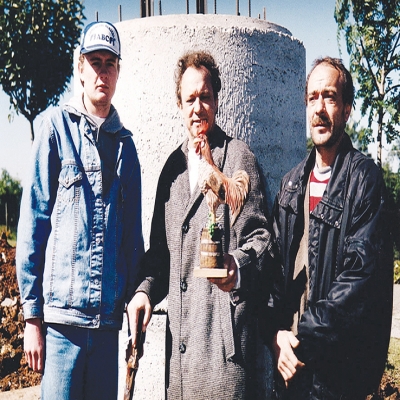 Em maio de 1998 iniciou a construção do Monumento ao Galo no Parque da Vindima Eloy Kunz. Na foto, os escultores, Jonas Cristiano Hulle, Jair Jorge Hullen e Cristovão Hullen, de Caxias do Sul, que foram responsáveis pela obra de 7 metros de altura. A obra custou ao município aproximadamente R$ 7 mil.