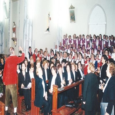 Para comemorar os 30 anos do Coral Nova Trento, o Coralfest, no ano 2002, reuniu corais de toda a região na Igreja Matriz de Flores da Cunha. Mais de 250 vozes participaram do evento que comemorou ainda a passagem dos 78 anos de emancipação política de Flores da Cunha. 