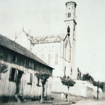 Foto registrada no ano de 1948, no final da construção da imponente Torre da Igreja Matriz, que neste ano comemora 70 anos e será tombada como patrimônio do município de Flores da Cunha.