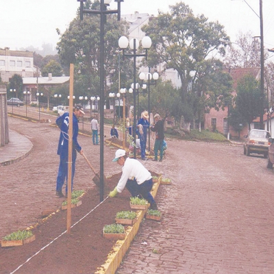 Em junho de 1999, os canteiros da Avenida dos Imigrantes, em Nova Pádua, receberam arborização. O objetivo era a preparação para a Semana do Colono e Motorista, que foi realizada de 18 a 23 de julho daquele ano. Na Avenida passaria o desfile de caminhões e tratores, atração que segue até os dias atuais. 