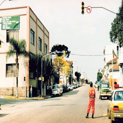 Em setembro de 1997 os primeiros semáforos foram instalados em Flores da Cunha. O primeiro foi colocado no cruzamento da Avenida 25 de Julho com a Rua Dr. Montaury (foto). O outro foi instalado no cruzamento das ruas Borges de Medeiros e Dr. Montaury.