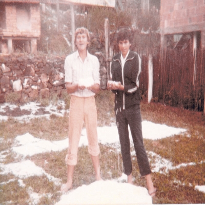 Na foto, os florenses Flávio Luis Branchini (in memoriam) e Paulinho Carraro mostrando o granizo que caiu durante uma forte chuva registrada em Flores da Cunha no final dos anos de 1970. (ARQUIVO/SORVETERIA SORGEL)