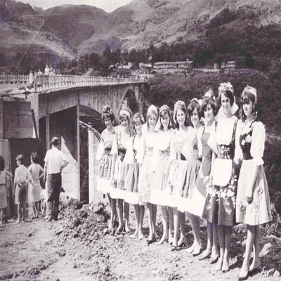 Em 1967, as soberanas da 1ª Fenavindima – Marisa Bigarella, Odali Fontana, Silvia Mattioni, Bernardete Soldatelli e Maria do Carmo Toigo – visitaram as obras da Ponte do Passo do Zeferino, na ERS-122, entre Flores da Cunha e Antônio Prado. A ponte foi inaugurada oficialmente em 2 de junho de 1968. 