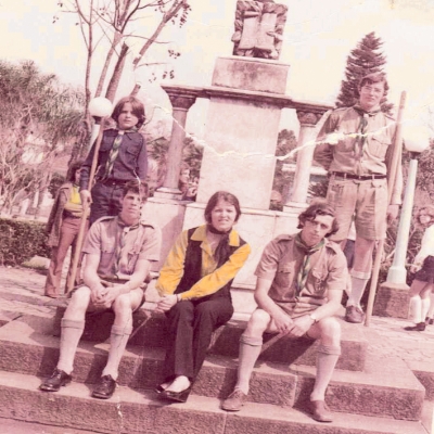 Nos anos de 1970, os escoteiros Ivan Pedron, Bete Pedron, Sérgio Pedron (à direita) o lobinho Ricardo Pedron (em pé à esquerda) e Marcos Curra junto ao altar da Pátria, na Praça da Bandeira. O monumento foi inaugurado em 1942 durante a Semana da Pátria e atualmente encontra-se no Museu Municipal. 