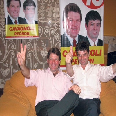 A eleição municipal de 2004 comemorou a volta de Renato Cavagnoli (PMDB). A coligação ‘Flores da Cunha para Todos’ (PMDB/PP/PSB/PPS) ganhou por uma diferença de 16,45% sobre o segundo colocado, Nei Manosso.