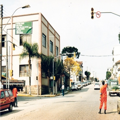 Em setembro de 1997, foi instalado o primeiro conjunto de semáforos no município de Flores da Cunha. O dispositivo foi colocado no cruzamento da Avenida 25 de Julho com a Rua Dr. Montaury. Foram instalados também oito semáforos para pedestre, resultando num custo total de R$ 7,2 mil.