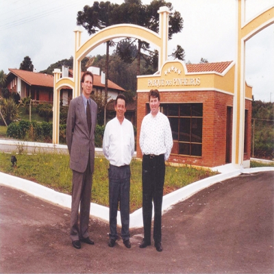 O Residencial Parque dos Pinheiros foi oficialmente entregue ao município em outubro de 1998 pelos diretores da Base Empreendimentos Imobiliários, Sr. Aílton Stefenon, e Olimóveis Empreendimentos Imobiliários, Sr. Dagoberto Lanzarin, ao prefeito municipal Heleno Oliboni.
