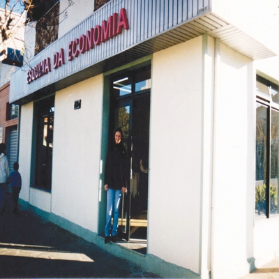 Em junho de 1997 inaugurou, em Flores da Cunha, a casa comercial Esquina da Economia. O estabelecimento ficava localizado na esquina das ruas Dr. Montaury e Raimundo Montanari.
