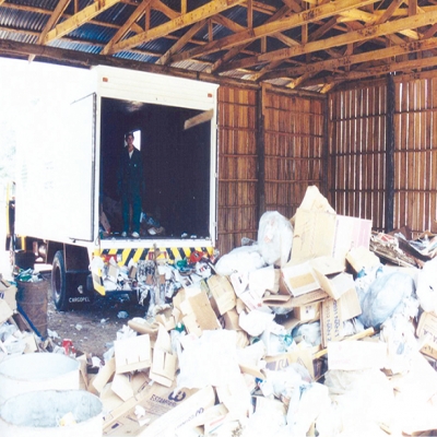 No dia 30 de março de 1998 teve início a coleta seletiva de lixo no município de Flores da Cunha. A proposta fazia parte do projeto Xoli, que previa ainda a instalação de uma central de triagem e compostagem para lixos domiciliares, e a construção de um novo aterro para rejeitos. A partir dessa data, a população começou a separar o lixo orgânico do seletivo.