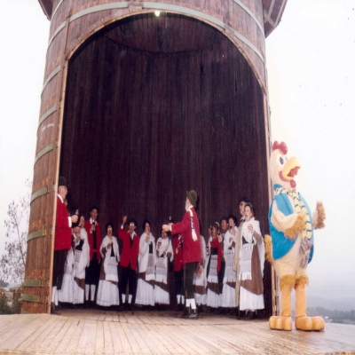 A apresentação do Coral Nova Trento, acompanhada pelo personagem Galito, inaugurou a Pipa Acústica localizada no Parque da Vindima. A atividade ocorreu no dia 11 de junho de 1998.
