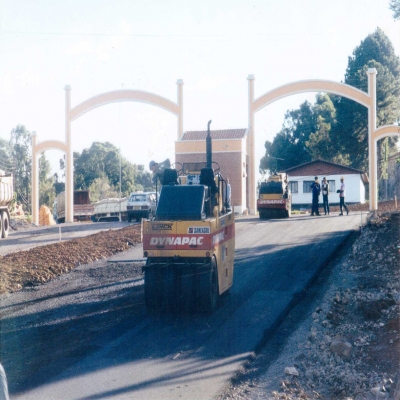No dia 20 de abril de 1998 estava em andamento o asfaltamento do Residencial Parque dos Pinheiros. As obras estavam em ritmo acelerado e previam conclusão em 30 dias.
