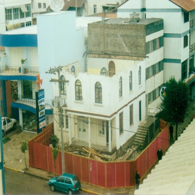 Em maio de 2001 iniciou o desmanche do casarão que estava localizado na esquina das ruas Borges de Medeiros e Ernesto Alves. O local foi sede da Casa de Saúde, atual Hospital Beneficente Nossa Senhora de Fátima, de 1957 até 1960.