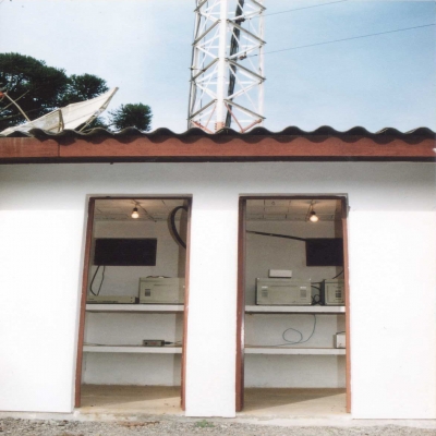 Em maio de 1996, a prefeitura de Flores da Cunha concluiu as obras de instalação das antenas receptoras e transmissoras de TV junto ao Parque da Vindima. A partir de então, os moradores do município puderam sintonizar, sem auxílio das antenas parabólicas, apenas com a utilização de antena convencional externa, os canais de TV: RBS TV Caxias, SBT, Bandeirantes, Manchete e Guaíba.