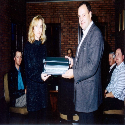 No dia 23 de abril de 1998, o Consepro doou um monitor para computador ao Poder Judiciário, uma máquina de escrever para a Delegacia de Polícia (foto) e um computador para o Conselho Tutelar.