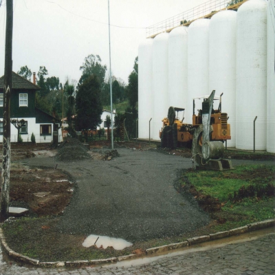 Em junho de 2001 estava em andamento a reforma da Praça Dom Luiz Scortegagna, em Alfredo Chaves. A obra previa a colocação de novos bancos e canteiros – com cordões de concreto – e 1,5 metros de calçada nova em seu entorno.