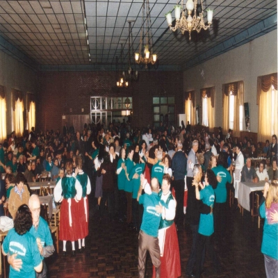 Em 23 de setembro de 1998 mais de 400 idosos de Farroupilha estiveram em Flores da Cunha para participar de uma confraternização com o Projeto Conviver. O evento ocorreu no salão paroquial e contou com missa, almoço e baile.
