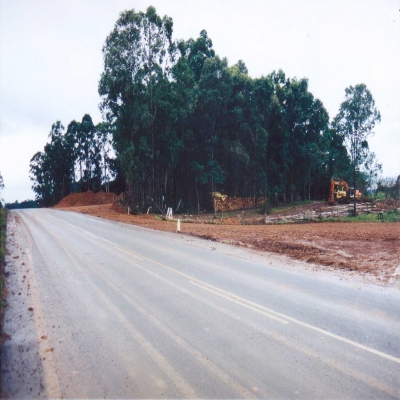 Em março de 1998 estavam em andamento as obras de terraplanagem para a instalação do posto de cobrança de pedágio no km 101.