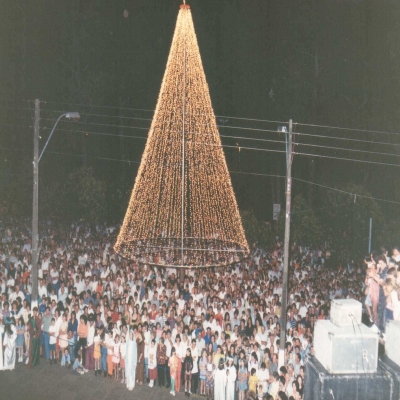 Em véspera de Natal, nada melhor que relembrar o passado. A Missa do Galo, de 1996, reuniu cerca de 12 mil fiéis no largo da Igreja Matriz e foi presidida pelo então pároco, frei Antoninho Pasqualon.