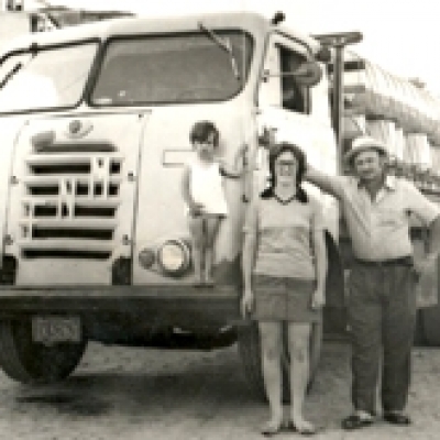 Alcides, Lurdes e Sandra Venz, em 1972, durante uma breve parada na estrada que leva para Aparecida do Norte. Alcides Venz era caminhoneiro e faleceu no dia 12 de julho de 1994. (Foto/arquivo Sandra Venz de Barros)
