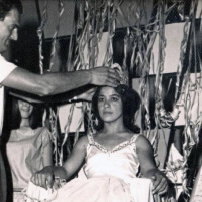 Cláudio Muraro coroando Maria H M. Flores no carnaval do Clube Independente em 1965