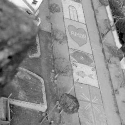 Tapetes da procissão de Corpus Christi em 1963. Na foto vê-se os alicerces da construção do Salão Paroquial.