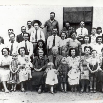A imagem acima mostra a família reunida no aniversário do nôno José Curra, na residência do filho Anúncio Curra, na década de 1950. Amigos e familiares foram convidados para a festa.
