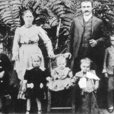 O ano estimado para essa foto de Ulderico Pivotto é 1910. Da esquerda para a direita estão Maria Boff Pivotto, Marcos Pivotto (conhecido por Marco Bortolai) e Marieta, Benvenuta, Lucia, Antonio, José, Bortoleto e João.