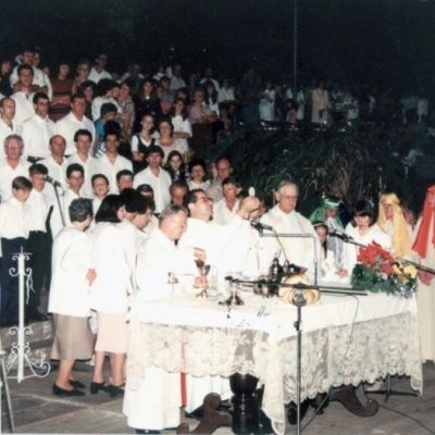 Em 1997, a celebração da Missa do Galo, nas escadarias da Igreja Matriz de Flores da Cunha, reuniu milhares de pessoas