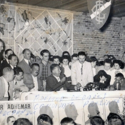 Adhemar de Barros (ao centro, com o microfone), foi candidato a presidente do Clube Independente em 1951. Na época, a presidência era exercida por Raul Lavoratti. (Foto/Arquivo O Florense)
