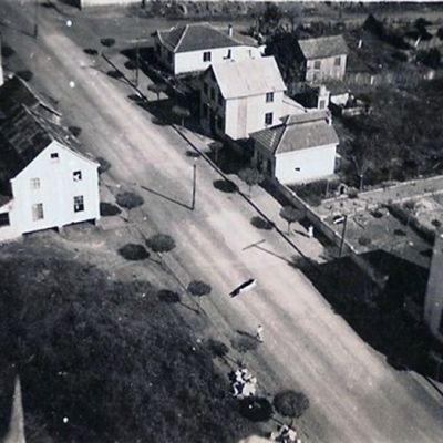 A atual Avenida 25 de Julho, antigamente denominada Avenida Dr. Parobé, no Centro de Flores da Cunha, vista de cima. O registro fotográfico é da década de 1950. (Foto/Museu e Arquivo Histórico Pedro Rossi/Divulgação)
