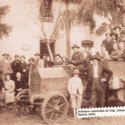 Família e amigos do capitão Joaquim Mascarello, primeiro intendente de Flores da Cunha, junto ao seu primeiro caminhão, em 1920. 