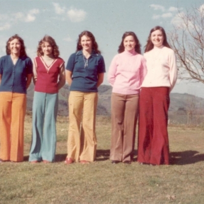 As irmãs Italvina, Zita de Fátima, Justina e Líbera Marin, com a cunhada Elisabete Leite Marin, registraram um encontro de 1971 na propriedade da família no Travessão Barra, em Nova Pádua.
