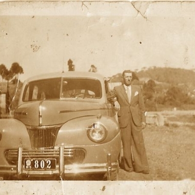 No governo do prefeito Pedro Rossi, que administrou Flores da Cunha de 1947 a 1951, foi adquirido o primeiro veículo de passeio oficial. No início da década de 1950, Rossi, que dá nome ao Museu e Arquivo Histórico do município, posou para uma foto ao lado do carro.