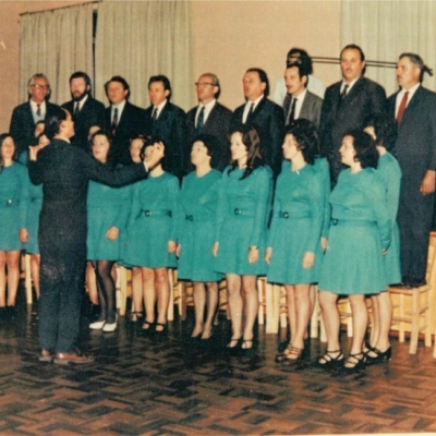 A primeira apresentação do Coral Nova Trento ocorreu no salão paroquial de Flores da Cunha, com os músicos devidamente uniformizados – as mulheres com um vestido azul claro e os homens com calça preta, camisa branca e casaco preto. Fundado em 1972, o Coral completou 40 anos no dia 19 de junho.
