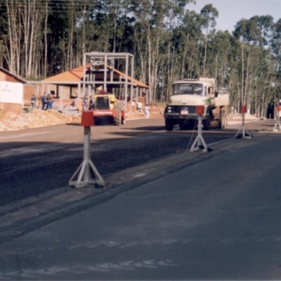Em maio de 1998, as obras na praça de pedágio de Flores da Cunha estavam em ritmo acelerado (foto). A cobrança em ambos os sentidos na localidade de São Roque começou dois meses depois.