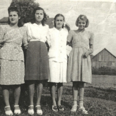 As amigas Emilia Kuim, Lurdes Rizzon, Terezinha Corradi e Noeli Lavoratti, na Praça da Bandeira, em Flores da Cunha, na década de 1940.