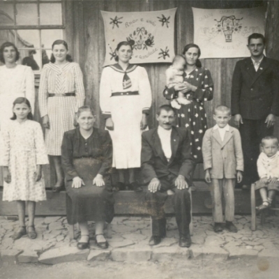 Registro da família Debon em 1950 (os nomes não estão em ordem): Ângela, Beatriz, Rosa, Líbera, Giusepe, Ancelma, Maria, Ferdinando, Bernardo e Ivo.