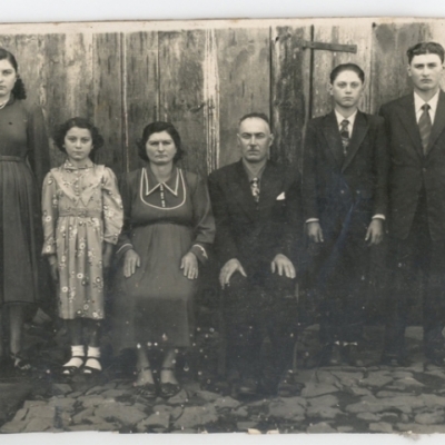 Registro da Família Cavagnoli em 1952: Ávile, Leonilda, Líbera, Primo, Pedro e Marinês.