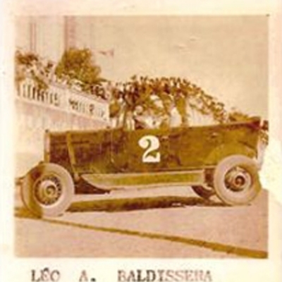 O registro acima é da década de 1950. Na então Avenida Dr. Parobé, hoje Avenida 25 de Julho, está o vencedor da prova automobilística realizada em Flores da Cunha em 7 de setembro de 1953. O vencedor foi Léo Baldissera (foto).