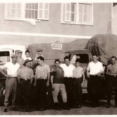 Imagem da década de 1960 registra a partida de caminhoneiros florenses com destino a São Paulo para o transporte de vinho. A foto foi tirada na Avenida 25 de Julho e, entre os motoristas, estão Baldissera, Schiavenin, Zamboni e Argenta.