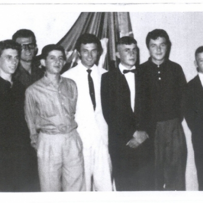 No dia 7 de dezembro de 1964 um grupo de amigos acompanhou o formando Paulo Borghetti. Da esquerda para a direita estão Armindo Bulla, Romeu Bolzan, Justino Bulla, Luizinho Letti, Borghetti, Ulisses Antonio Mascarello e Luiz Antonio Conz.